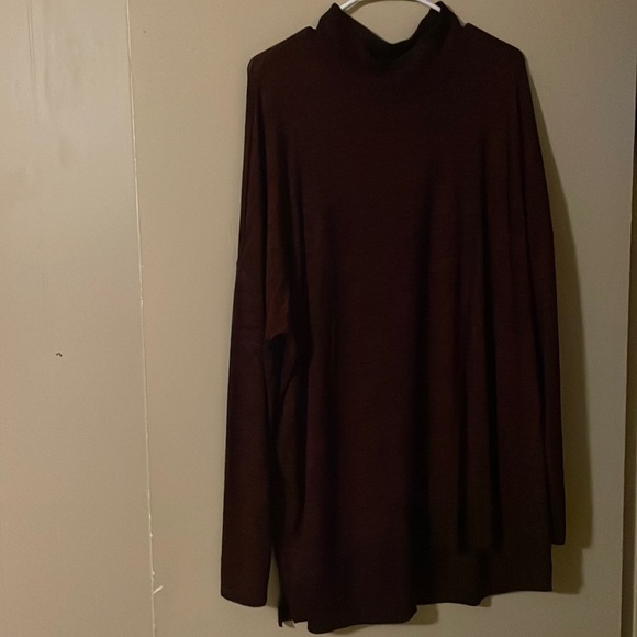 Ultra comfy and long XXL maroon and black sweater - Picture 2 of 5